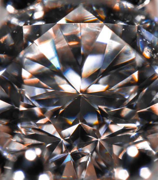 Närbild på en gnistrande diamants slipning och facetter.
